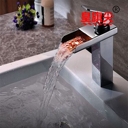 衛浴新亮點(diǎn) 皇旗尖LED發(fā)光水龍頭欣賞