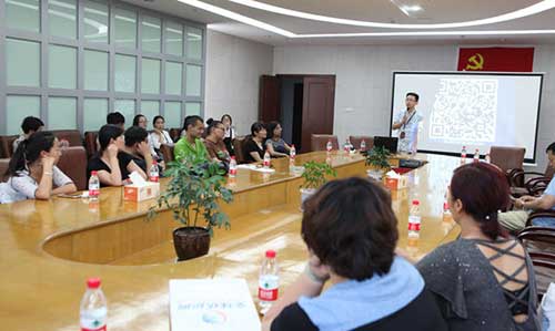 巧思賣(mài)窗簾 “萬(wàn)名電商”培訓會(huì )在北聯(lián)市場(chǎng)舉辦