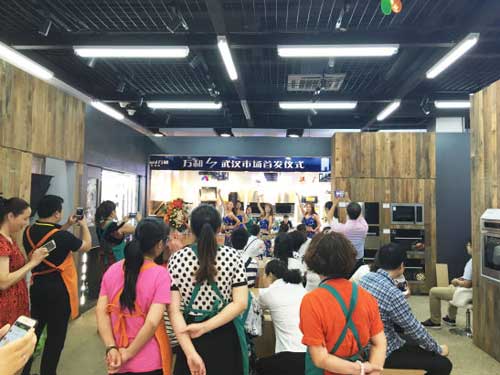 開(kāi)閥即熱水 1秒都不需等 萬(wàn)和熱水器L7新品武漢工貿首發(fā)
