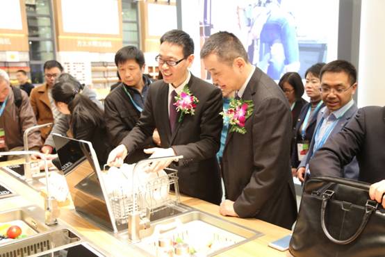 媽媽的時(shí)間機器亮相2017AWE 方太再掀智能廚電熱潮