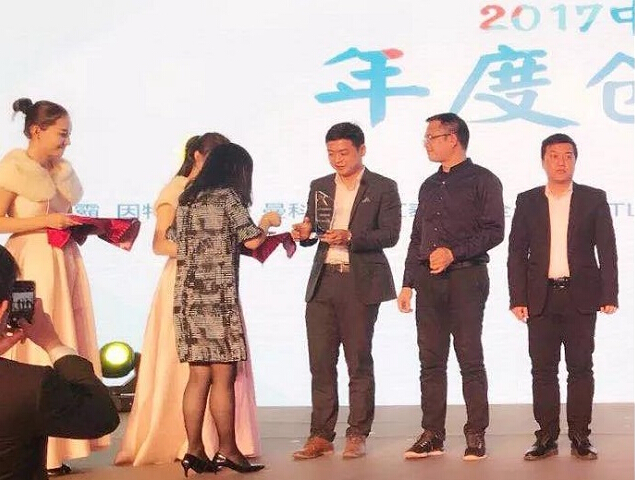 晾衣架品牌榮譽(yù)|晾霸獲“2017中國家居行業(yè)年度創(chuàng  )新品牌”獎