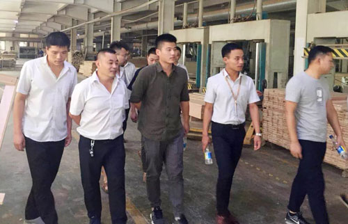 恒大集團蒞臨群升門業考察，對新型避難間防火門予以肯定