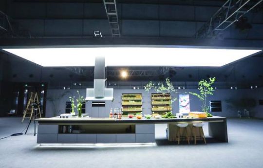 品牌產(chǎn)品|方太推出創(chuàng  )新EA06中島式油煙機，重塑高端廚房生態(tài)