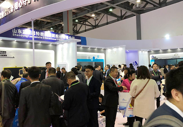藍貝思特攜光能黑板亮相中國教育裝備展，引廣泛關(guān)注