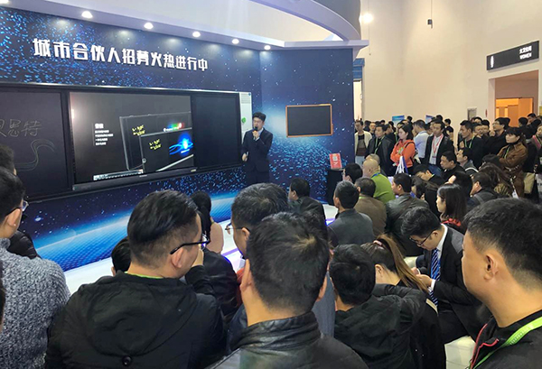 藍貝思特攜光能黑板亮相中國教育裝備展，引廣泛關(guān)注