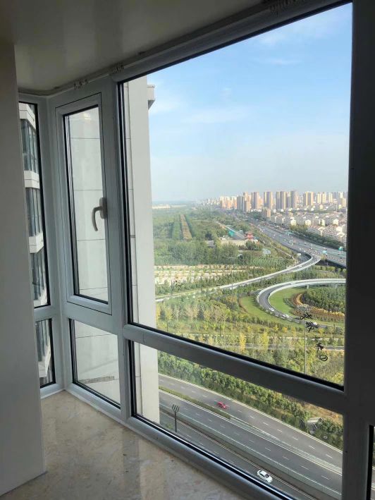 業主反映剛換完又新又貴的隔熱斷橋鋁門窗，窗臺反倒漏水？