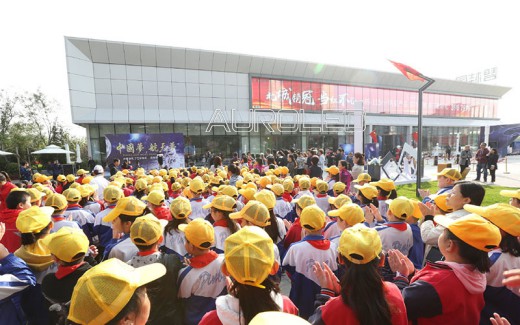 榮歸鳳凰城，奧蕾達LED透明屏讓愛(ài)更溫暖