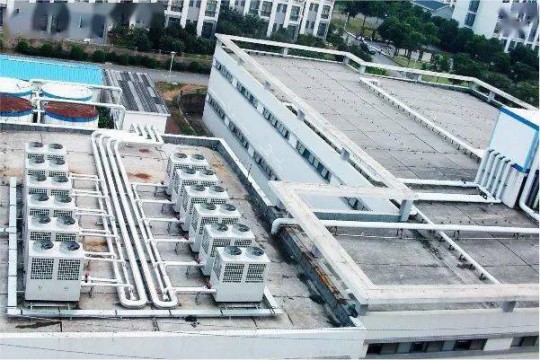 江蘇無(wú)錫衛生學(xué)校案例，空氣能熱泵機組既能供暖又能提供熱水 