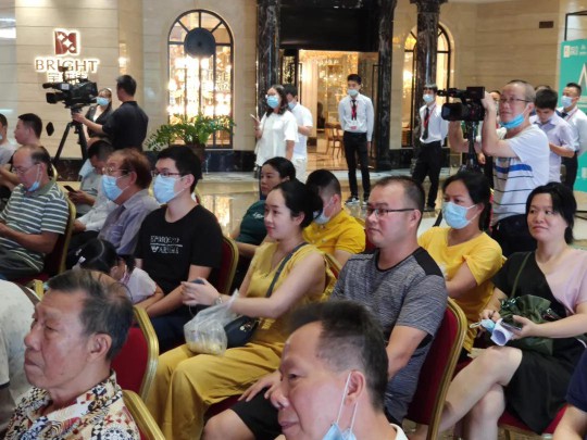 中山市燈飾照明行業(yè)協(xié)會(huì )黨支部出席建黨99周年李圯書(shū)法展 