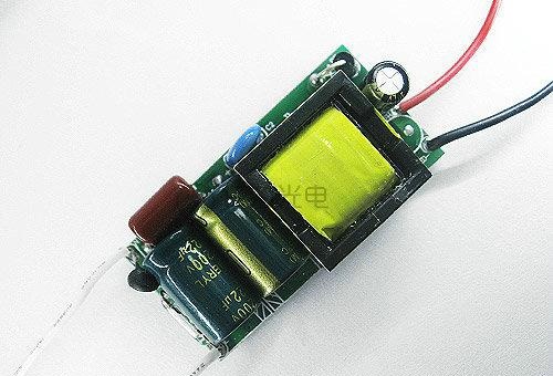 在買(mǎi)LED燈時(shí)，請注意以下的數據多參考比較一下
