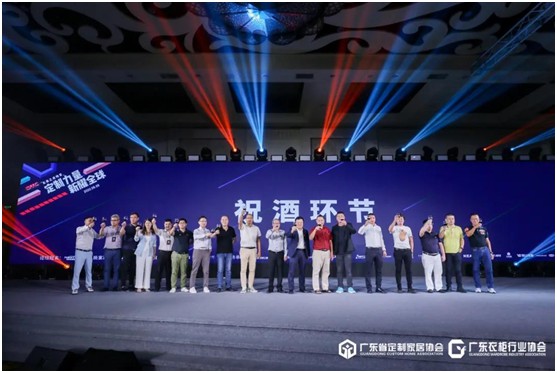 吉鴻創(chuàng  )意生態(tài)板閃亮登場(chǎng)中國定制家居行業(yè)峰會(huì )