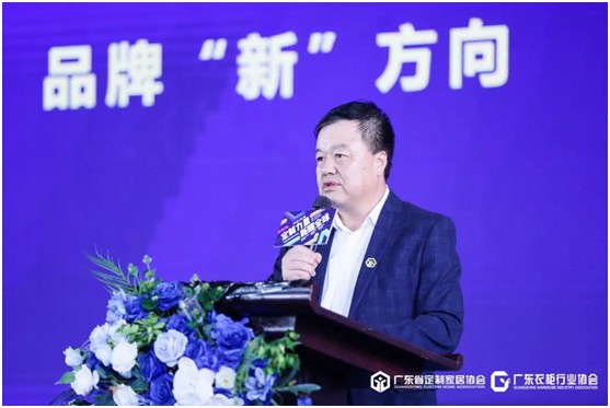 吉鴻創(chuàng  )意生態(tài)板閃亮登場(chǎng)中國定制家居行業(yè)峰會(huì )