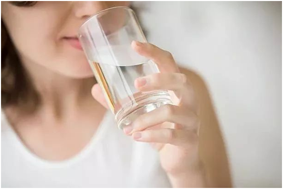 如何科學(xué)地喝好8杯水 一臺艾龍飲水設備就能搞定!